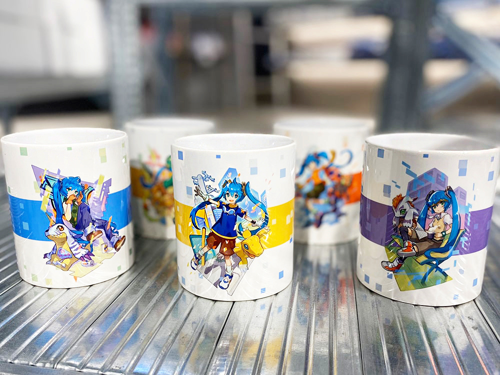 初音ミク×デジモンアドベンチャー マグカップ Art by さいとうなおき