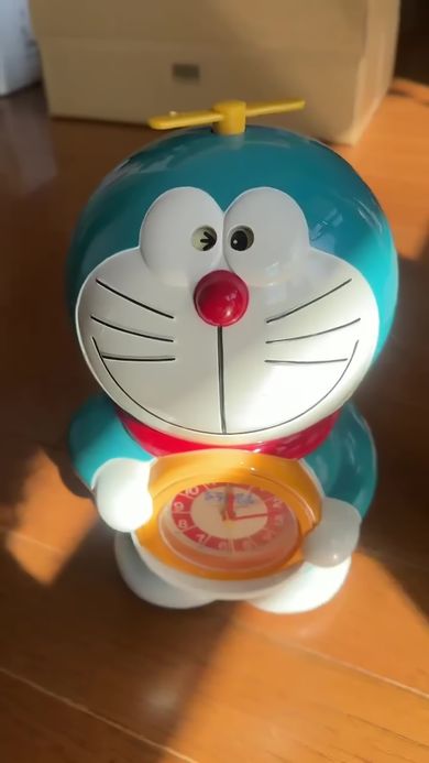 ドラえもんの目覚まし時計」に電池を入れると“あの人”の声が