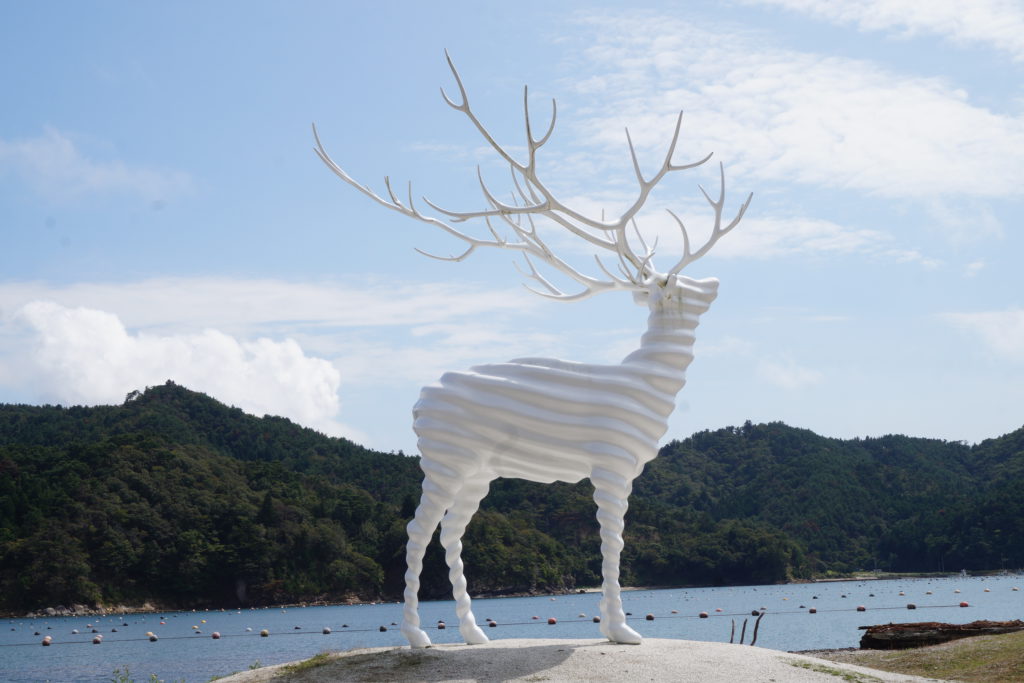 White Deer (Oshika)」復興を願う名和晃平の凛としたパブリックアート