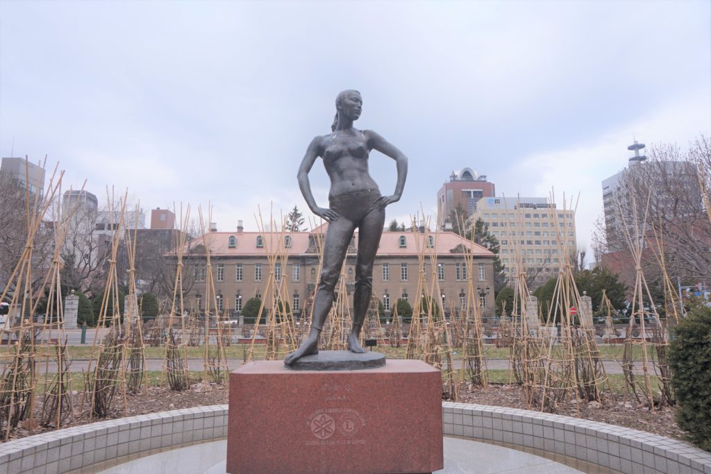 若い女の像」多くのパブリックアートがある北海道ゆかりの彫刻家佐藤
