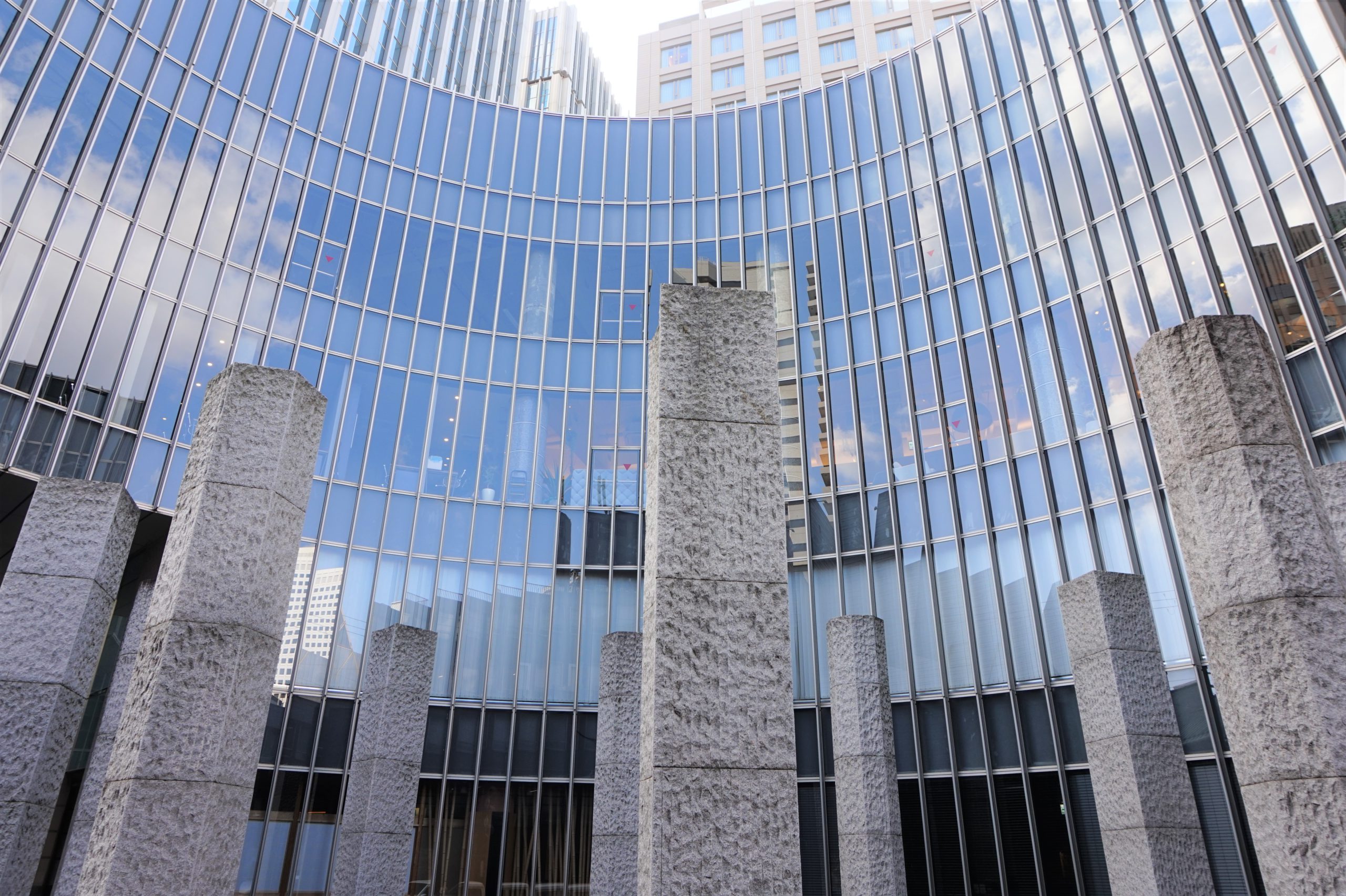 水の門」都心オフィスビルの公開空地に噴水をイメージしたゲートウェイ