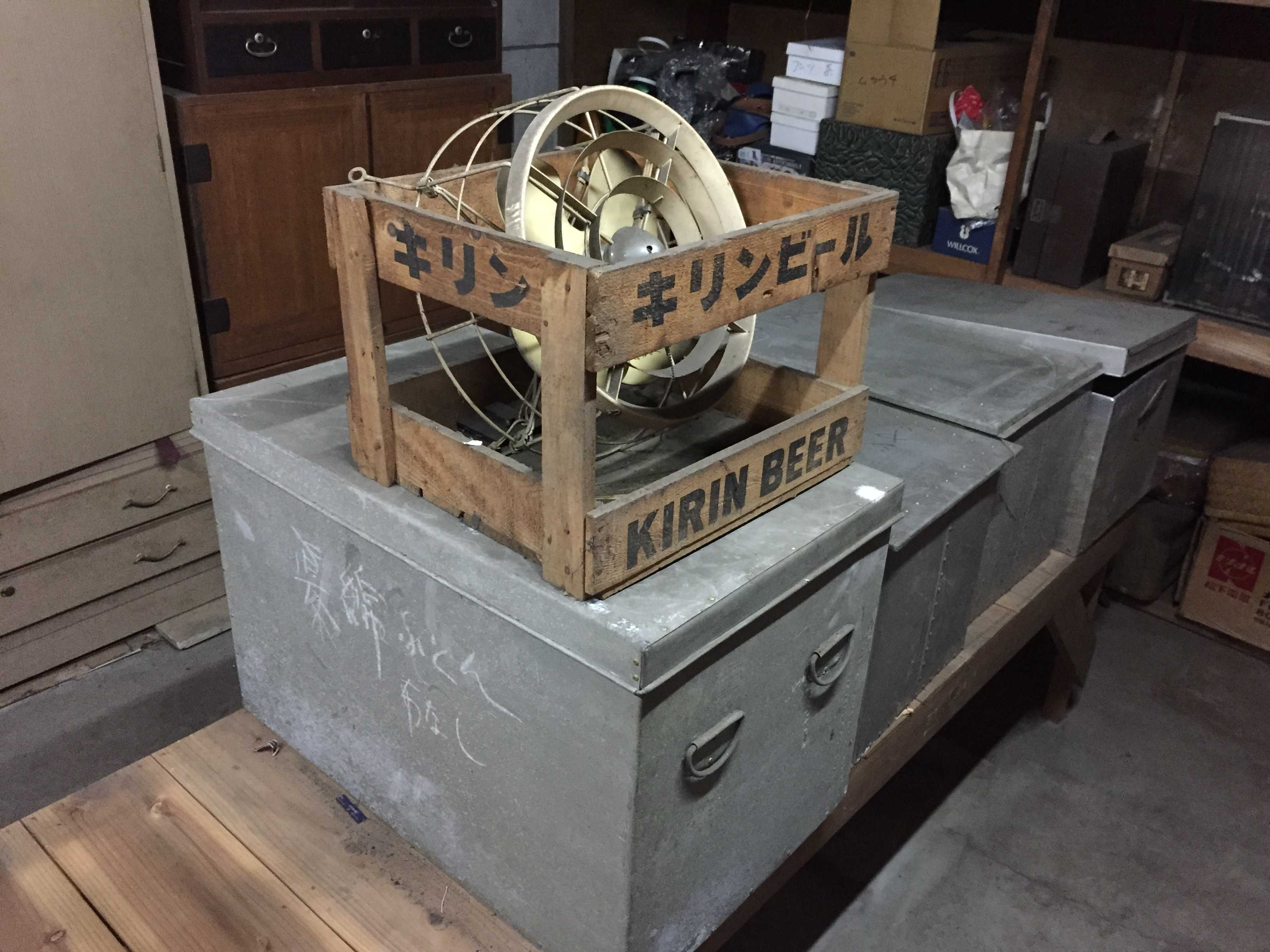 キリンビール（KIRIN BEER）の古い木箱。レトロな木製のビールケース