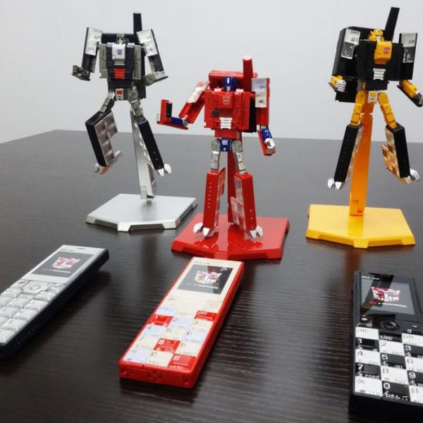 あのケータイ名機が驚愕の完全変形！ auの初代『INFOBAR』が