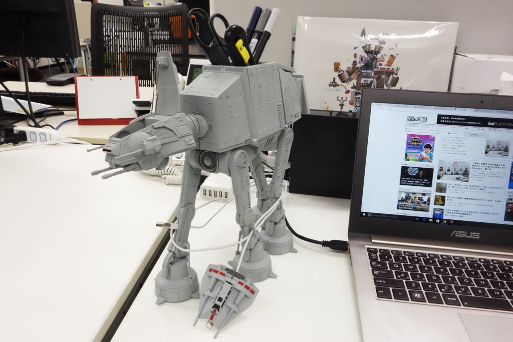 帝国の逆襲』ホスの戦いを完全再現！ 全高約27センチのAT-ATが文具を