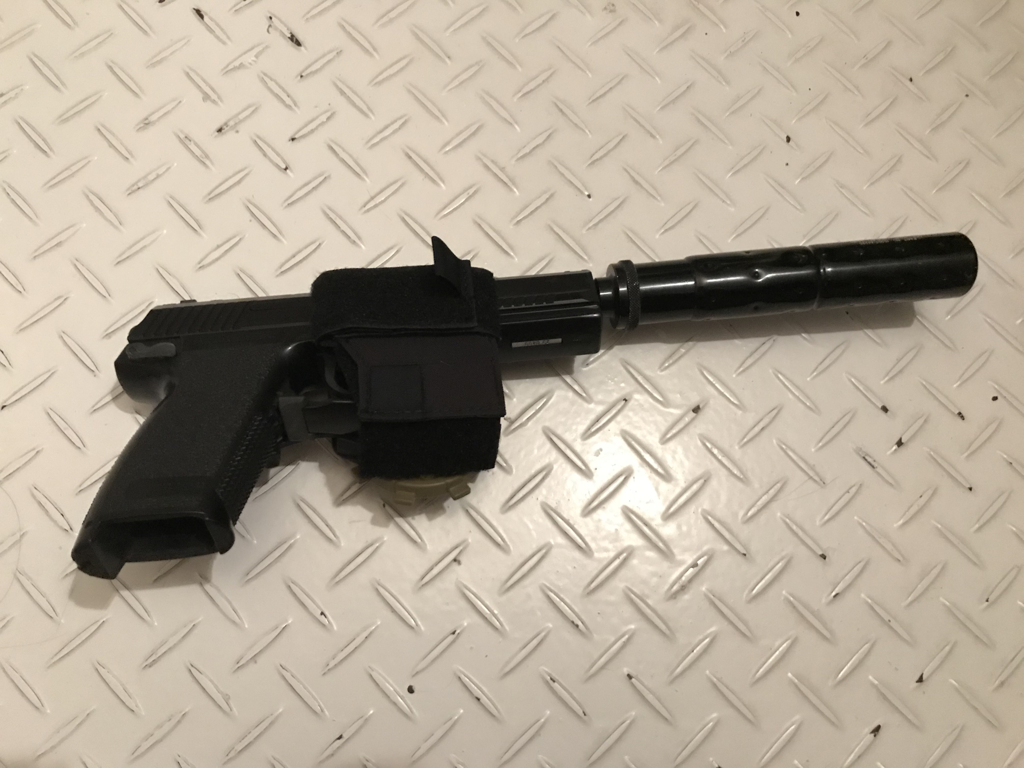 ユニバーサルホルスターならサイレンサー付きSOCOMMk23も入る！ | 言葉