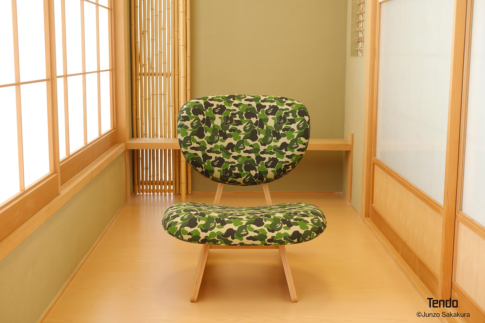 天童木工とBAPE® HOME初のコラボレーション。低座イス、ロッキング