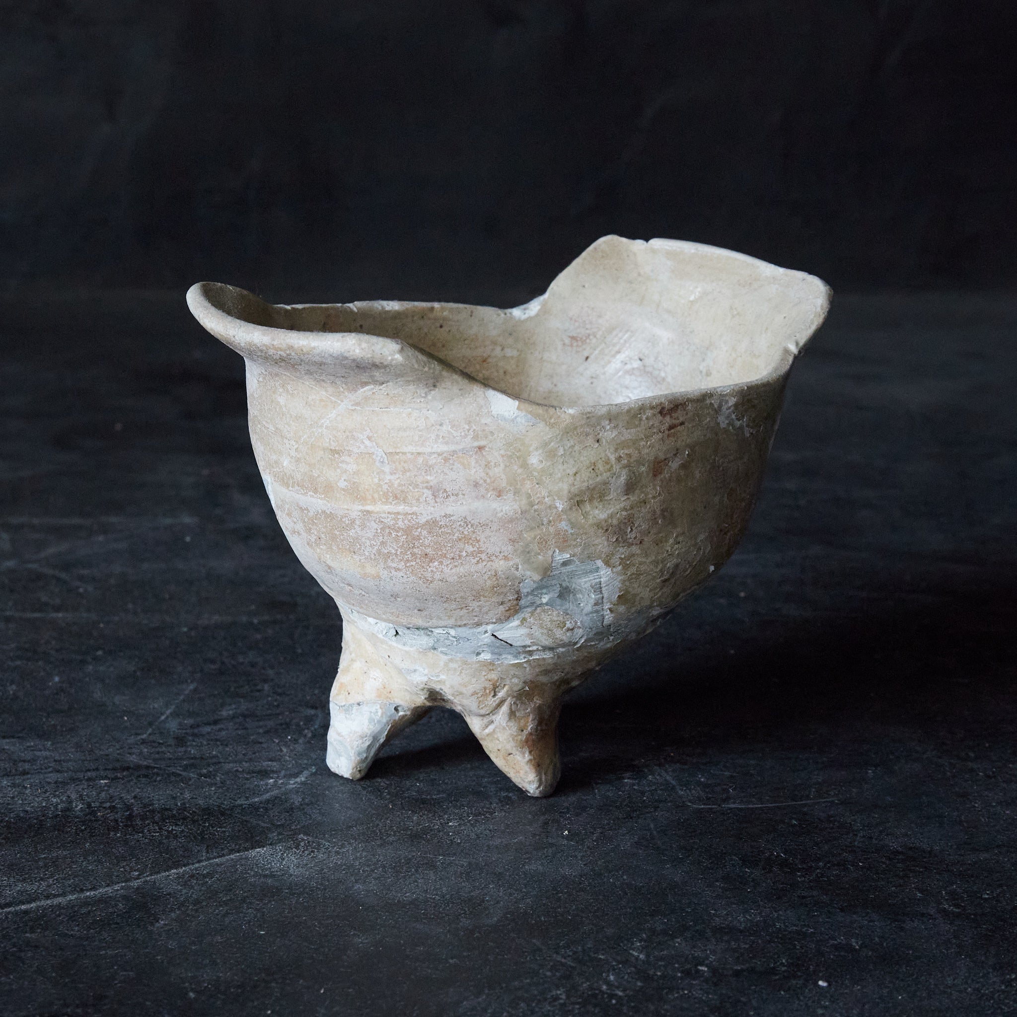 李朝 堅手三足爵型祭器（1392–1897 CE） | 入蘆花（ロカニイル）