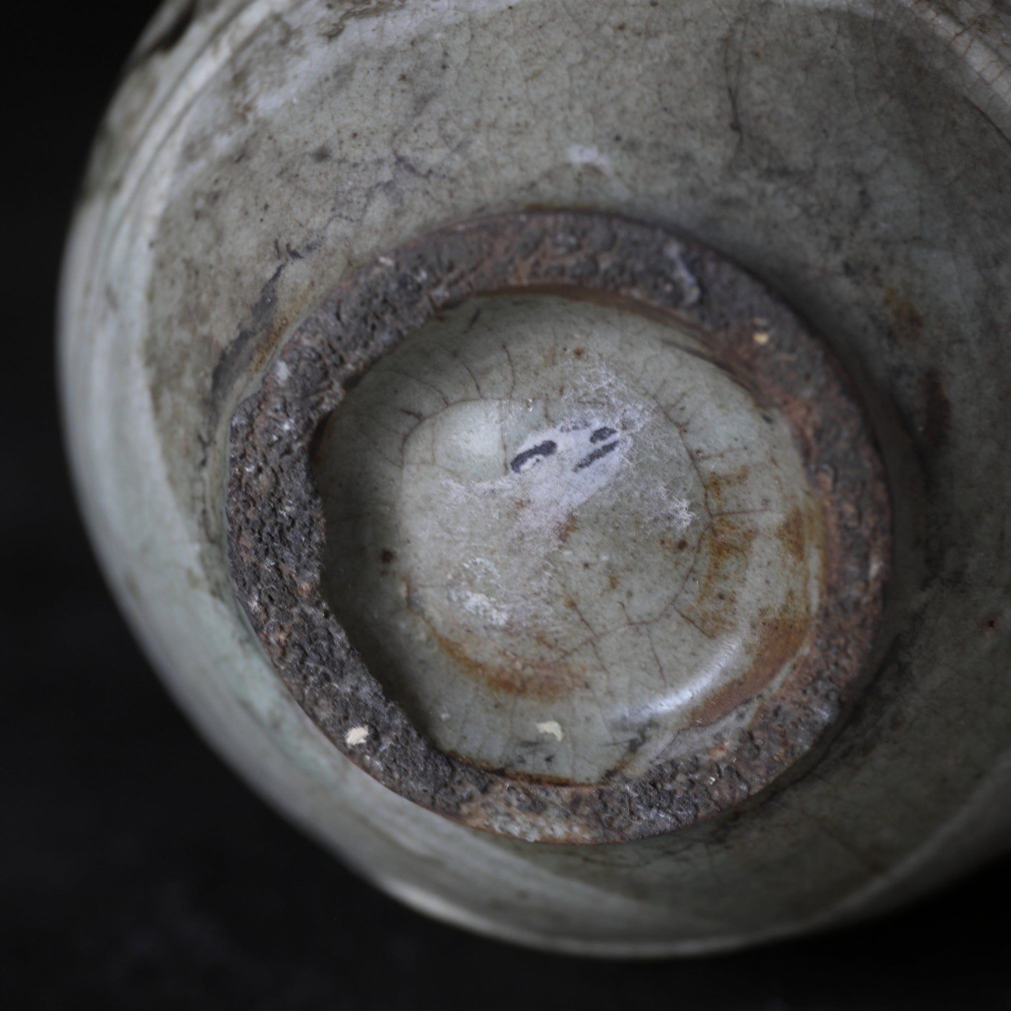 李朝 粉青沙器 鉄絵 草花文瓶（1392–1897 CE） | 入蘆花（ロカニイル）