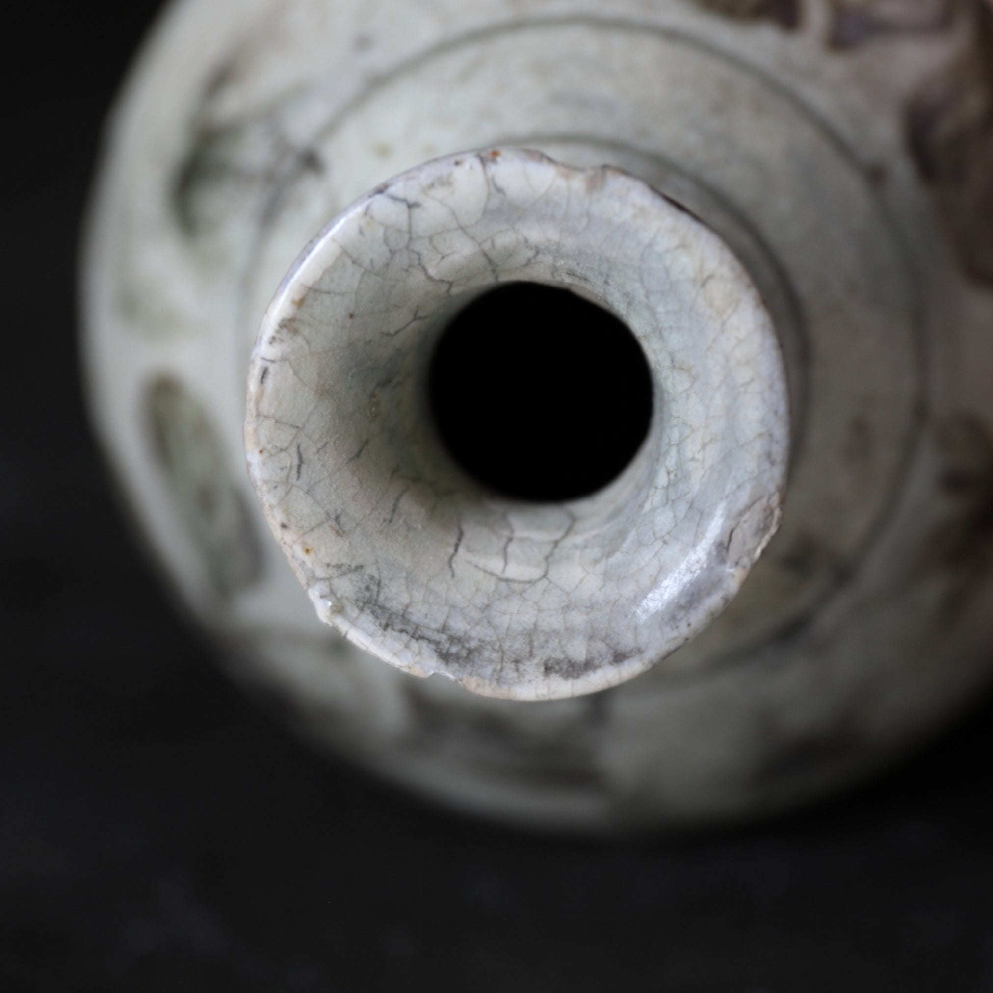 李朝 粉青沙器 鉄絵 草花文瓶（1392–1897 CE） | 入蘆花（ロカニイル）