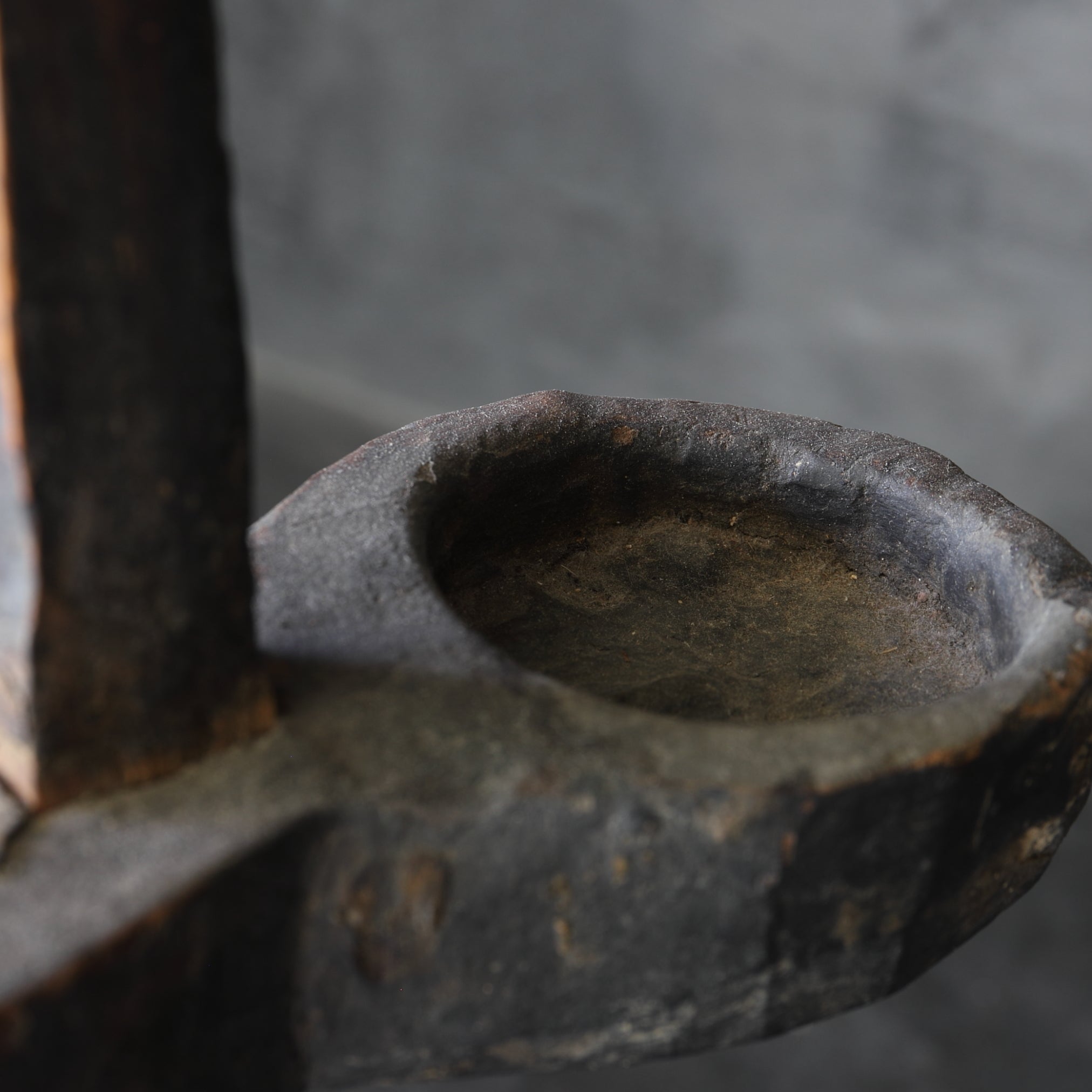 李朝 木の燭台と白磁灯火器（1392–1897 CE） | 入蘆花（ロカニイル）