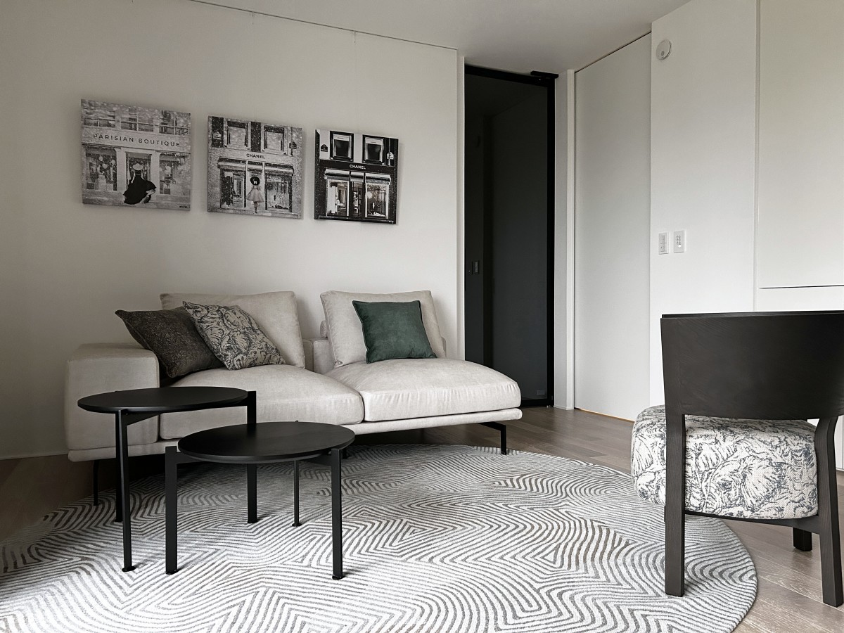 087 . アートが映えるモノトーン空間｜House｜事例紹介｜無垢家具専門