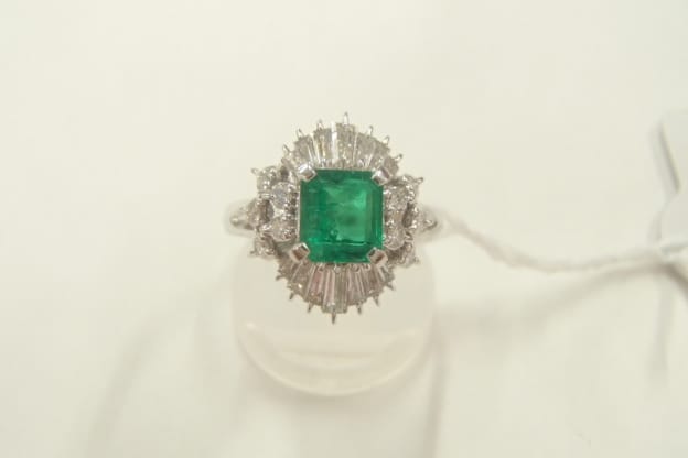 大切な記憶を刻む：エメラルドリングの買取プロセス解説 - 買取のラフテル