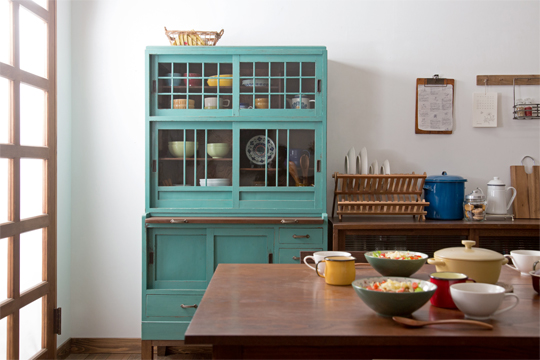 ナチュラルインテリアのアクセントに！グリーンのアンティーク食器棚