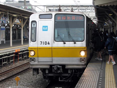 去就が気になる 黄色帯で残る東京メトロ有楽町線7000系: Kaz-T's blog