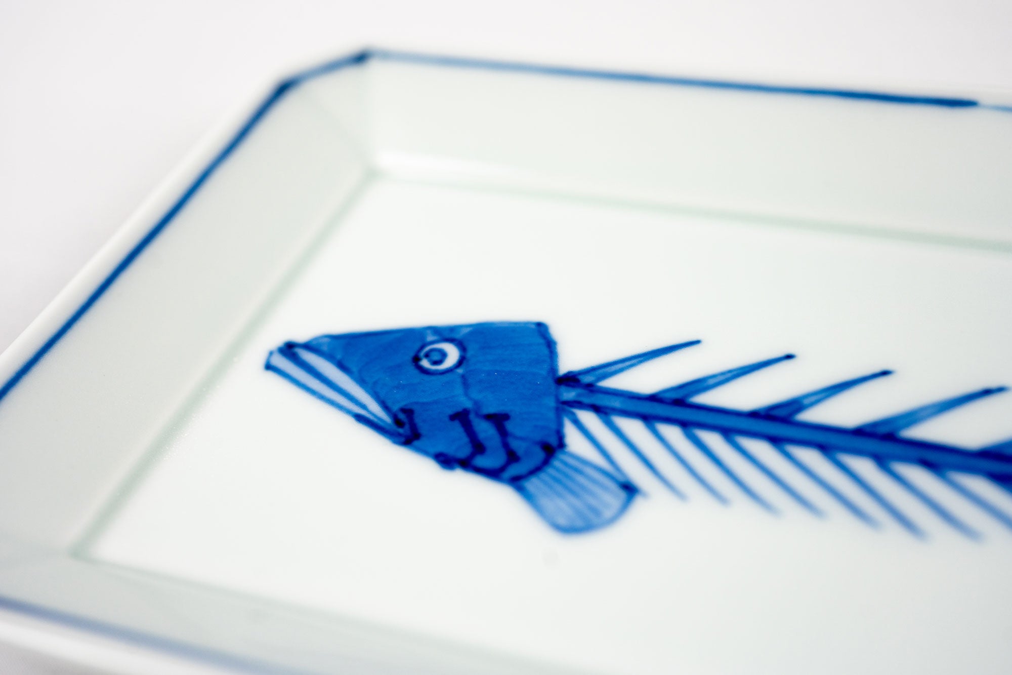 染付魚（骨）長角皿（中） – rashiku