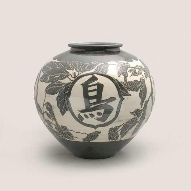 14代 中里 太郎右衛門 「唐津白地黒掻落壷」 | 京都祇園の古美術、古