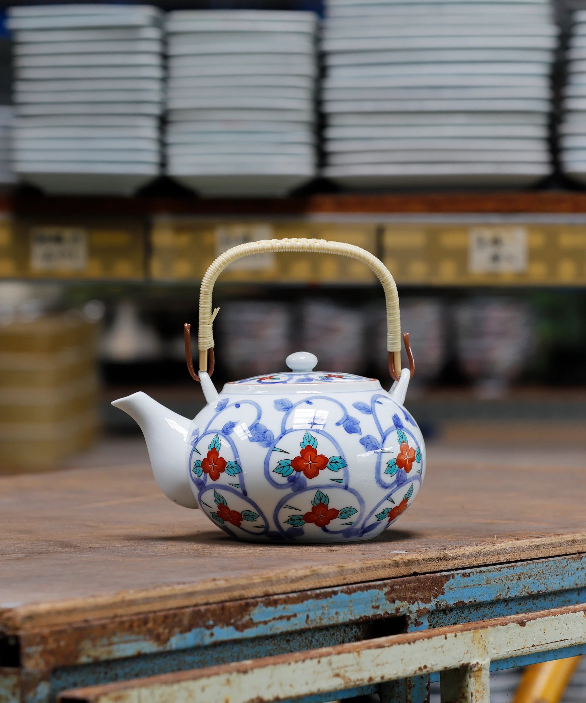 色鍋島唐草 - 土瓶 | 有田焼(ありたやき)の専門通販 Realita Ceramics