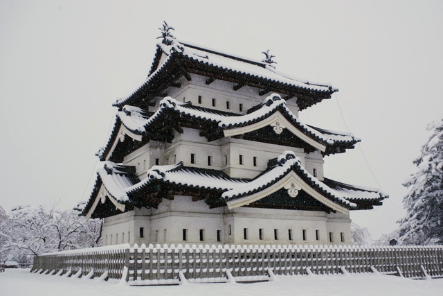 冬の弘前公園をほぼ貸し切り！ 弘前公園は桜だけでなく雪景色も