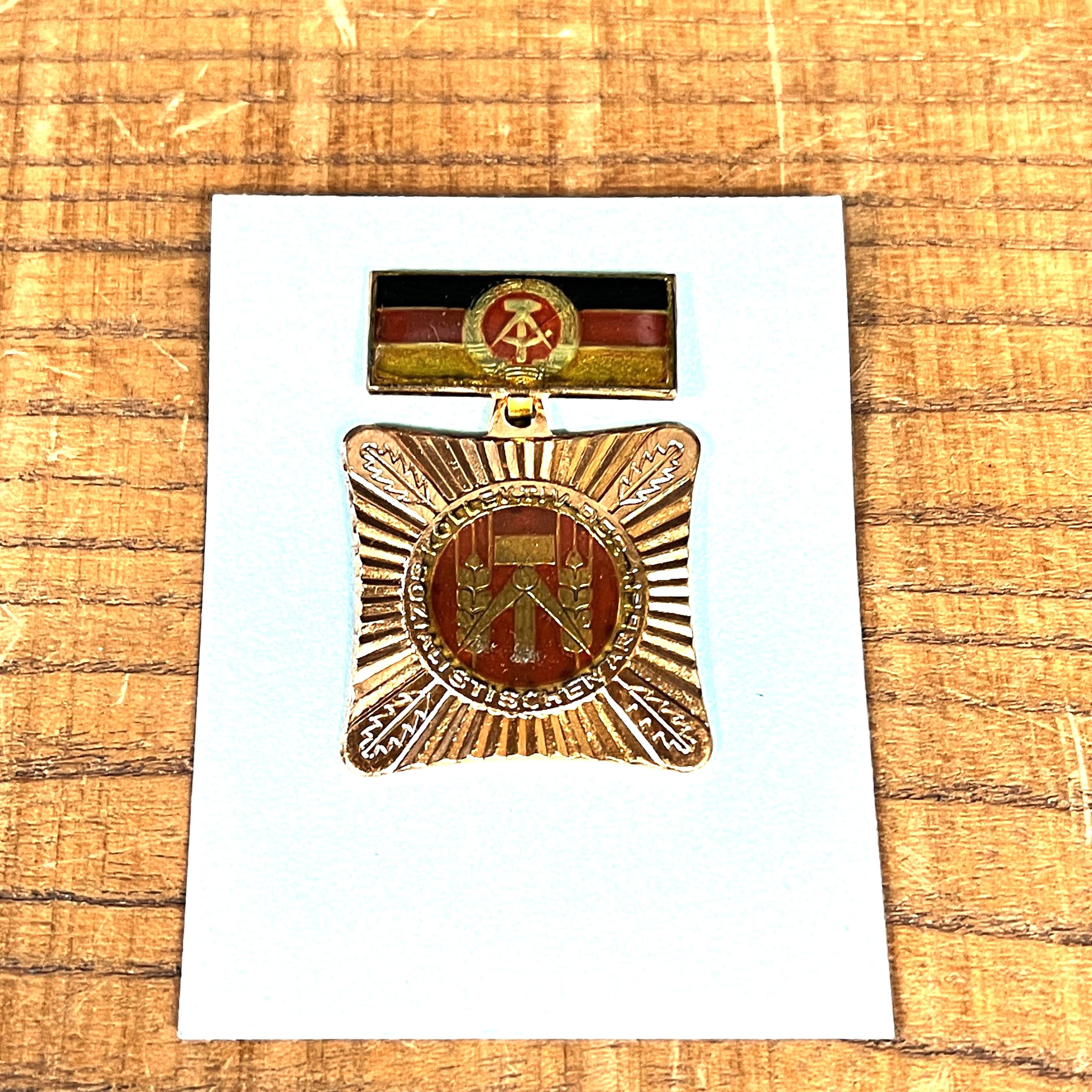 東ドイツ放出品 社会主義労働集団優秀バッジ 勲章 | ミリタリー