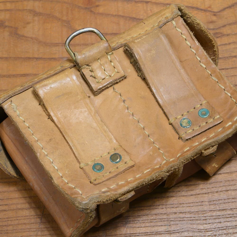 チェコ軍放出品 ダブルマガジンポーチ 革製 | ミリタリーショップ