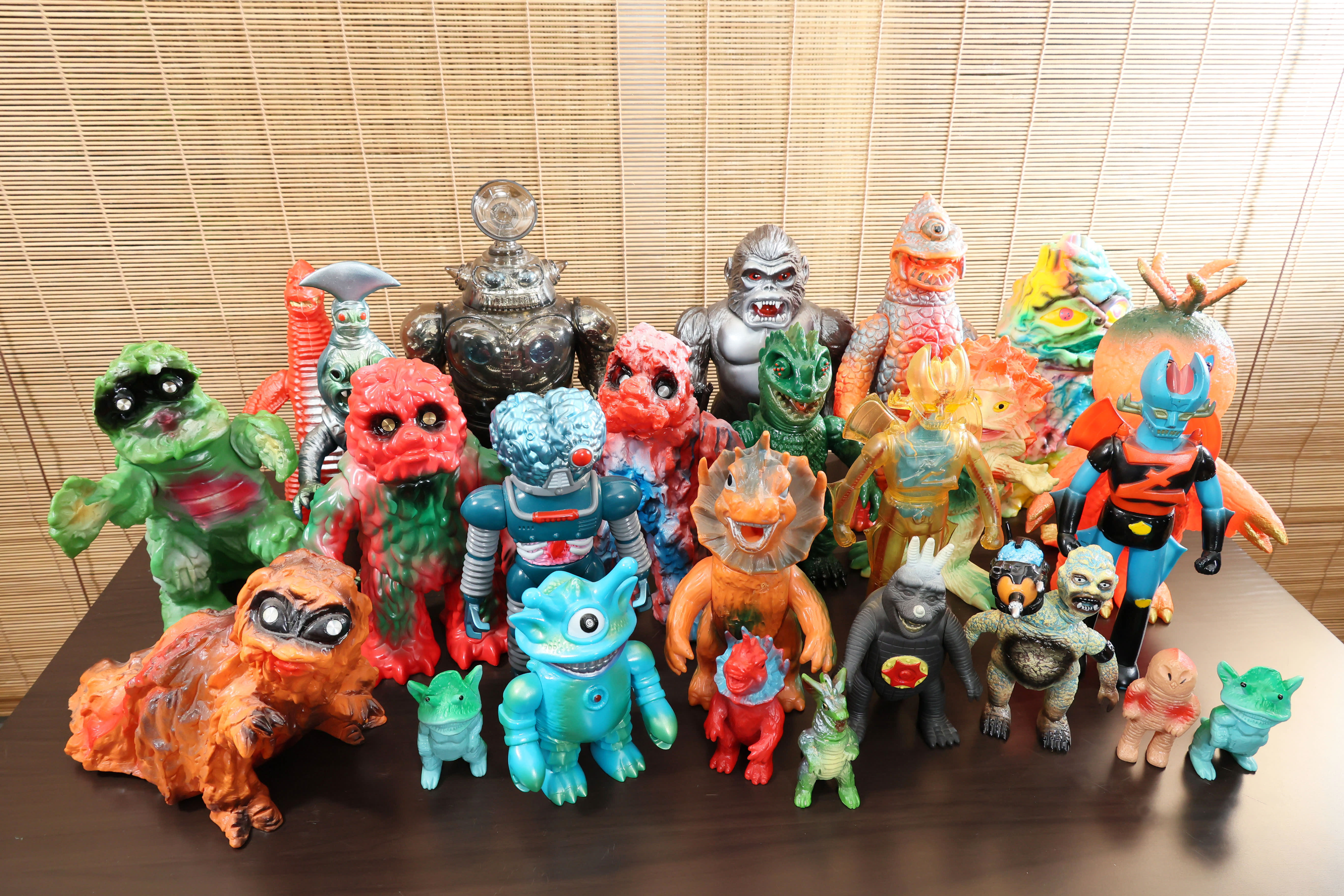 パチ怪獣ソフビ」を集める男が飛び込んだ奥深きパチモノの世界