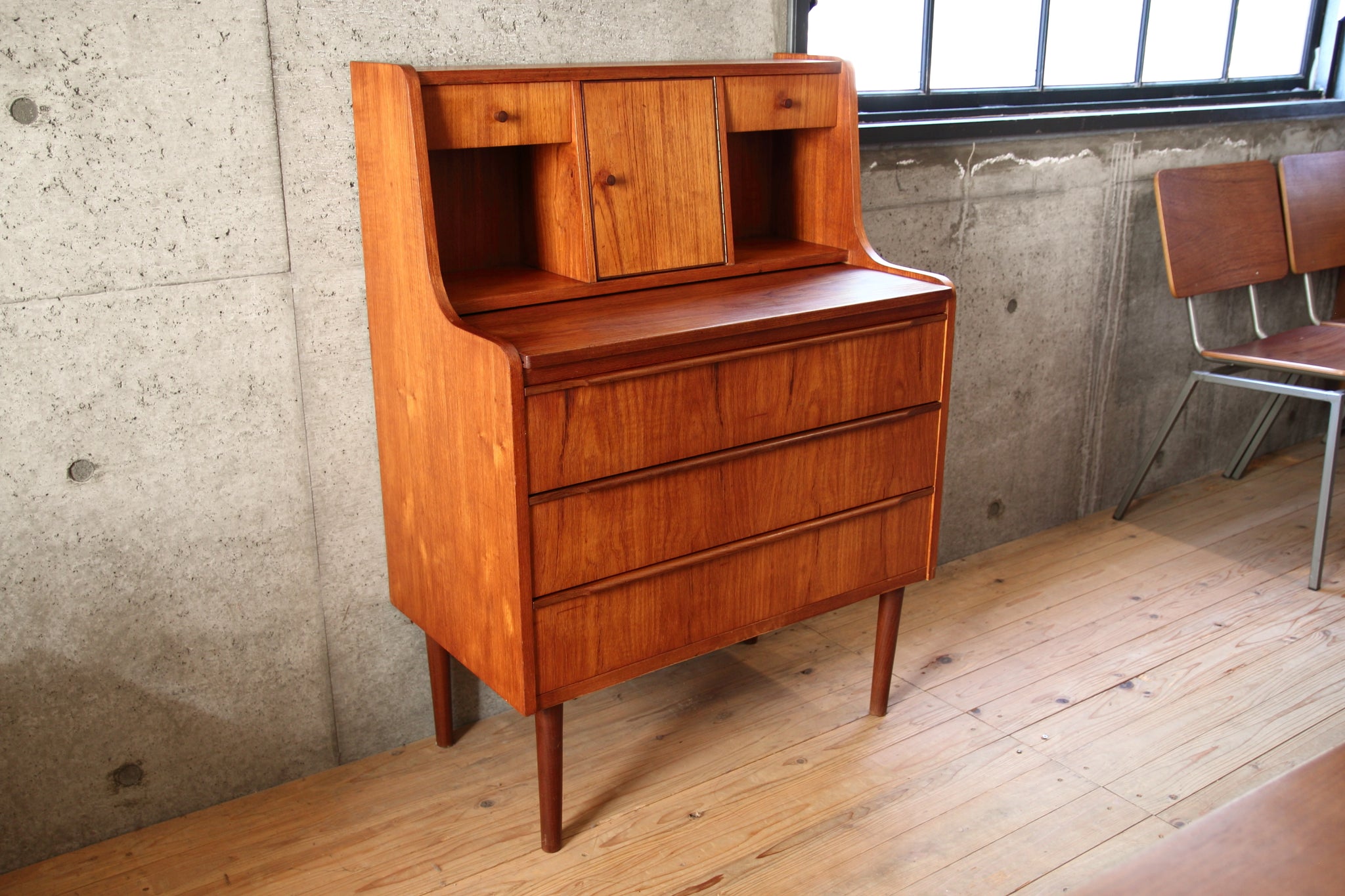 ビューロー – 北欧ヴィンテージ家具、ロングライフデザインには「RETRO