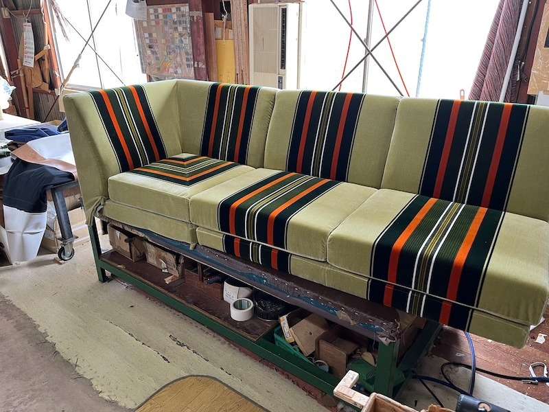 昭和レトロストライプソファのL字型別注品製作中 | 日記 | 名古屋