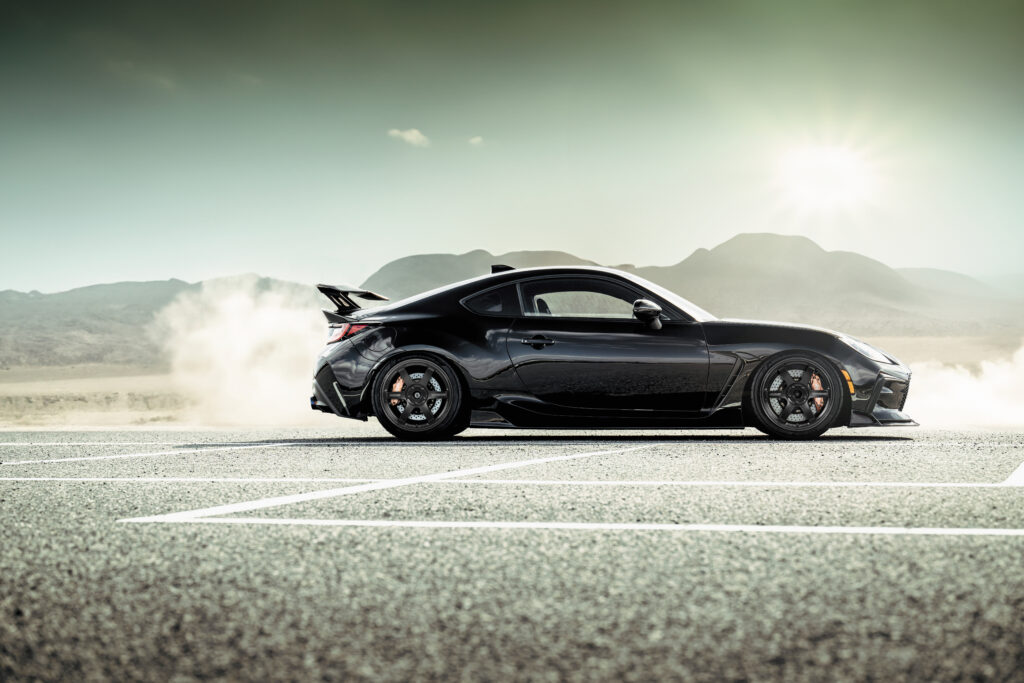 高性能コンペティションスポーツの漆黒カラーに18インチが登場「RAYS