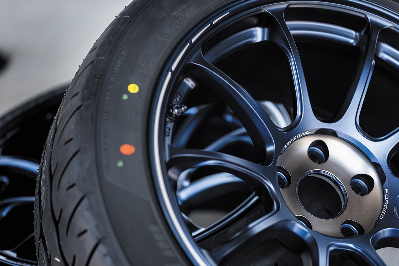 RZ34 FAIRLADY Zで RAYSホイール乗り比べ - REVSPEED