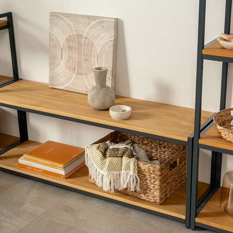 ウッド×アイアンのコンビネーションがオシャレ。テレビ台にちょうど