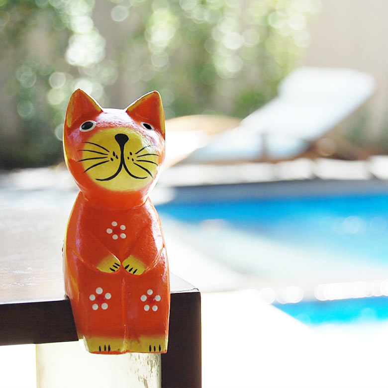 お座りした木彫りのバリネコの アジアン オブジェ オレンジ[9248