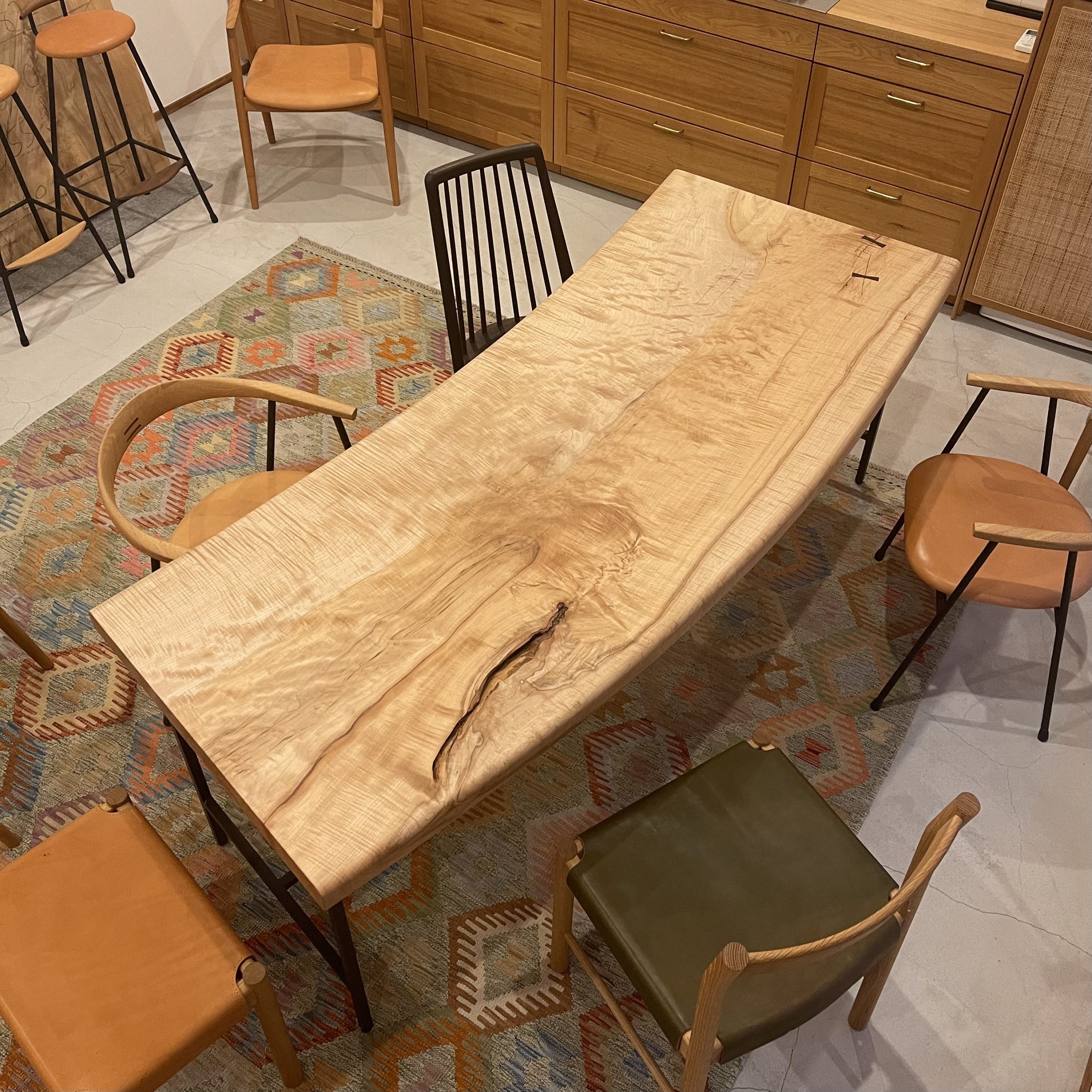 楓の一枚板テーブル（展示品） | 埼玉県で一枚板テーブル、木の