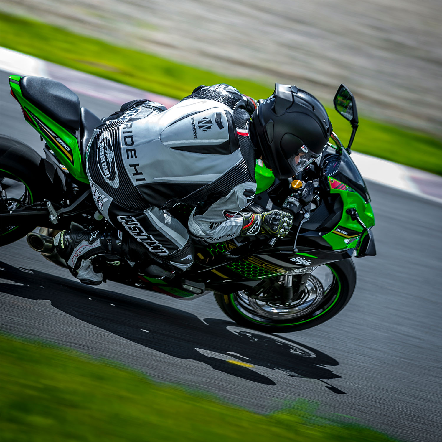 ZX-25R試乗記】フルバンク中もギヤチェンジできるZX-25Rのクイック