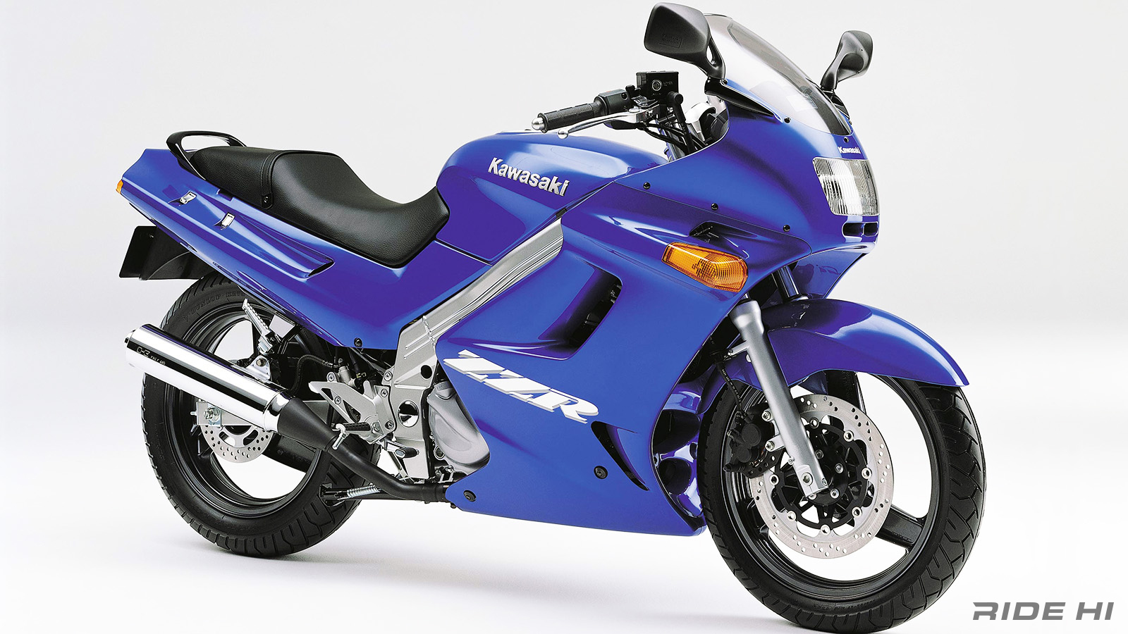 ZZR250は4気筒と肩を並べる風貌に頼れる走りで250ccツアラーを定着させ