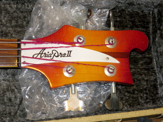 アリアのリッケンバッカー・コピー・ベースを入手: ナンチャッテ技術者