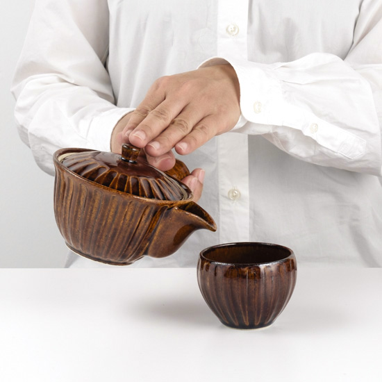 利左エ門窯直販オンラインストア公式 / 飴釉しのぎ 雀口急須（網付）