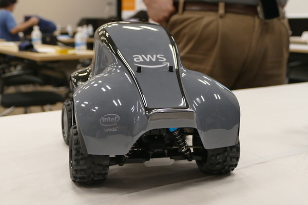 AWS、自律レーシングカーで強化学習を学ぶ「AWS DeepRacer」実機を日本