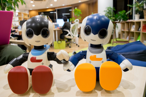 新モデル「もっとなかよしロビジュニア！」と旧モデル「ロビジュニア