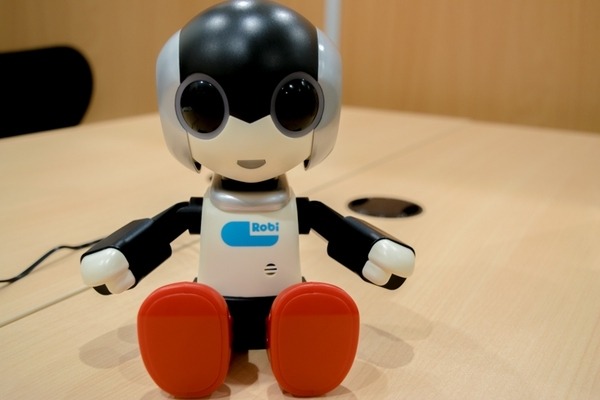 お喋りする小型ロビが1万円 「マイルームロビ」は明日2月28日発売