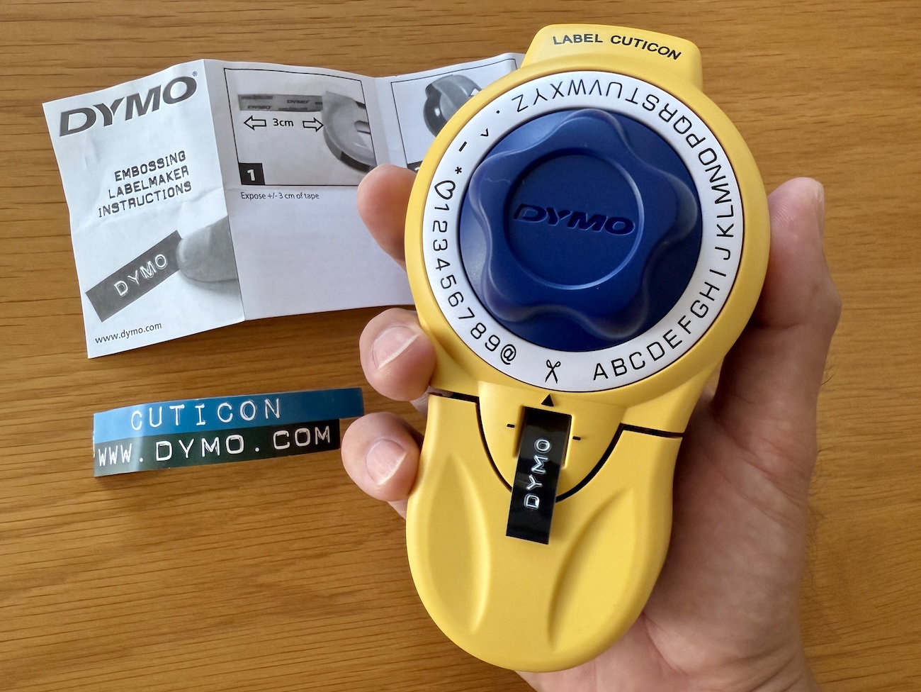 SNSで話題】レトロ文具「DYMO（ダイモ）のテープライター」が楽しすぎ