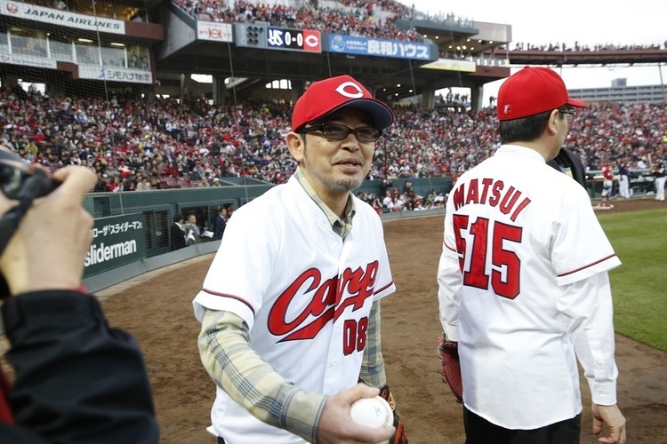 奥田民生、カープ優勝を願い始球式にキャッチャーとして登場「投げる