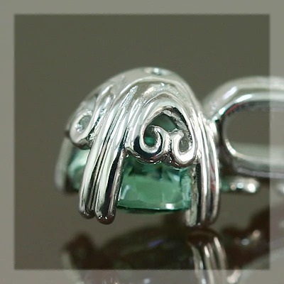 グリーントルマリンツタの葉ペンダントトップ PT900 K18 K10対応