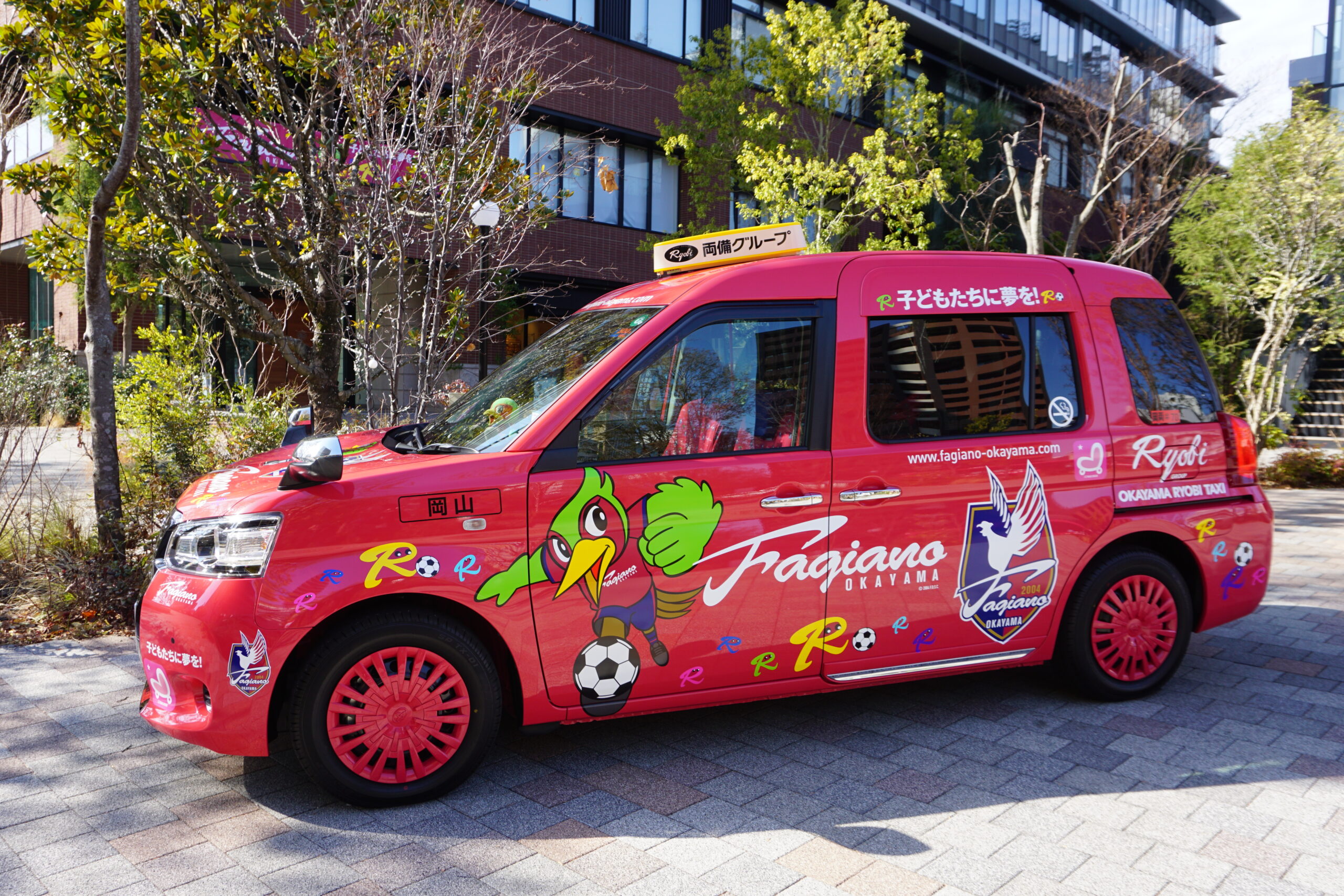 ファジアーノ岡山全力応援！ラッピングタクシー登場 | 両備タクシー