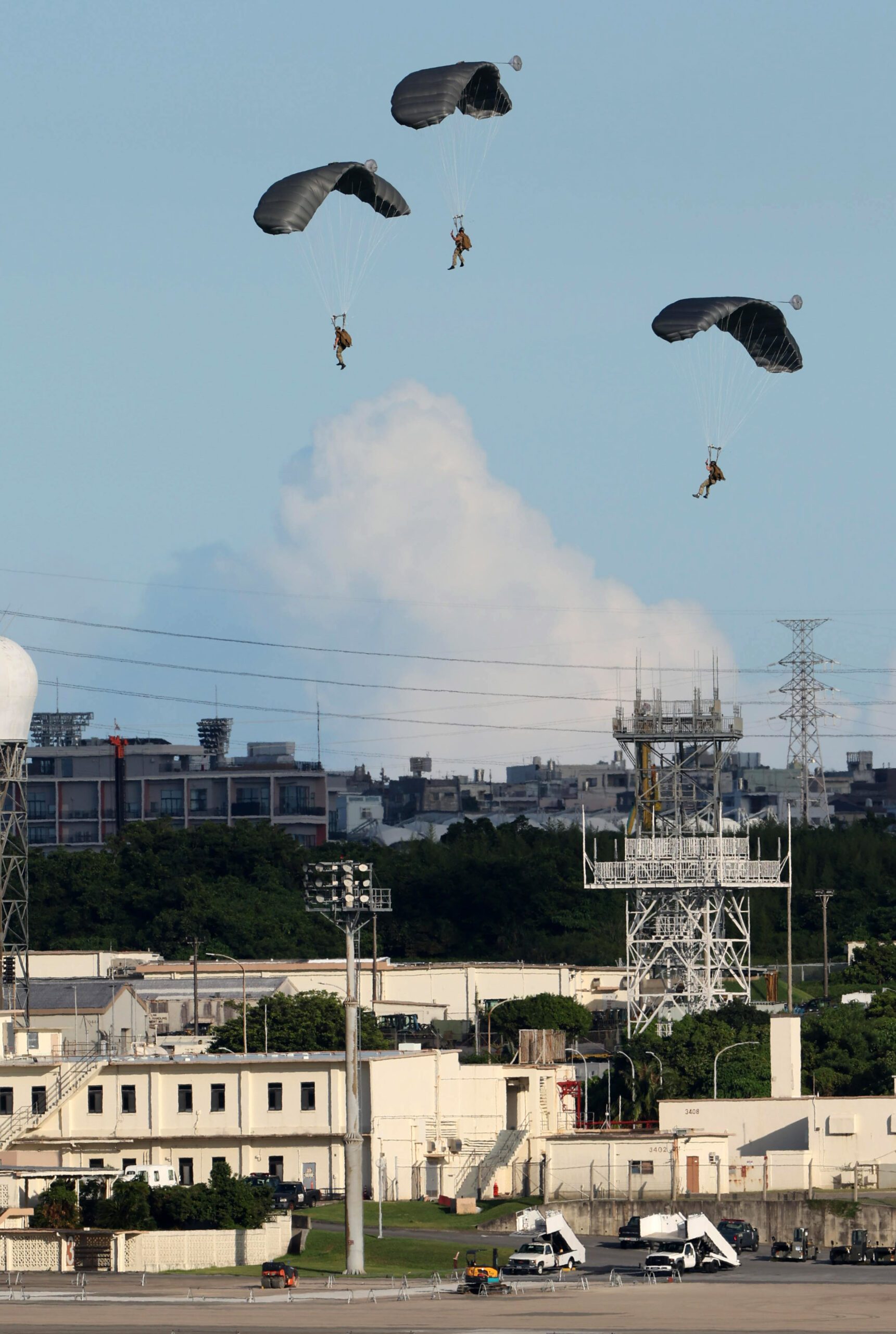 あす10日に米軍がパラシュート降下訓練 沖縄・嘉手納基地 今年に入り