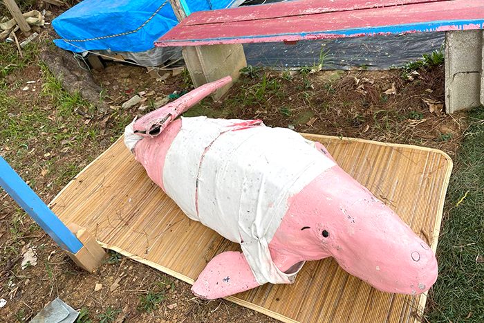 一体誰が…辺野古の横断幕、ジュゴン模型の尾びれが壊される 沖縄・米軍