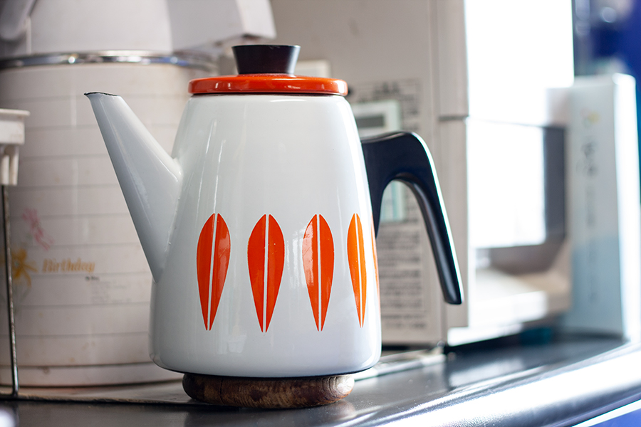 北欧モダンデザイン広場 / ロータス ケトル／ホワイト×オレンジ