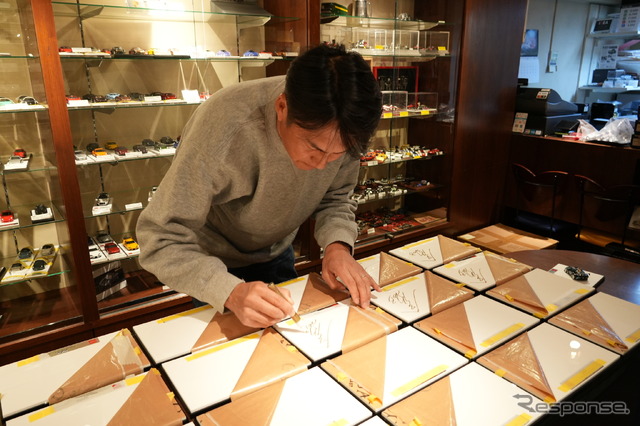 HKSが「東京オートサロン2025」限定/先行販売アイテムを公開、谷口選手