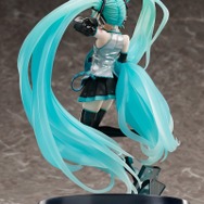 初音ミク」アート展“初音ミク・クロニクル”の等身大立像が1/7スケール