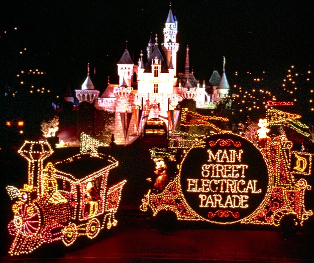 海外ディズニー】あの感動が再び！エレクトリカル・パレードが聖地