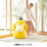 ポケモン』“等身大”の「コダックぬいぐるみ」が再受注！全長約80cmと